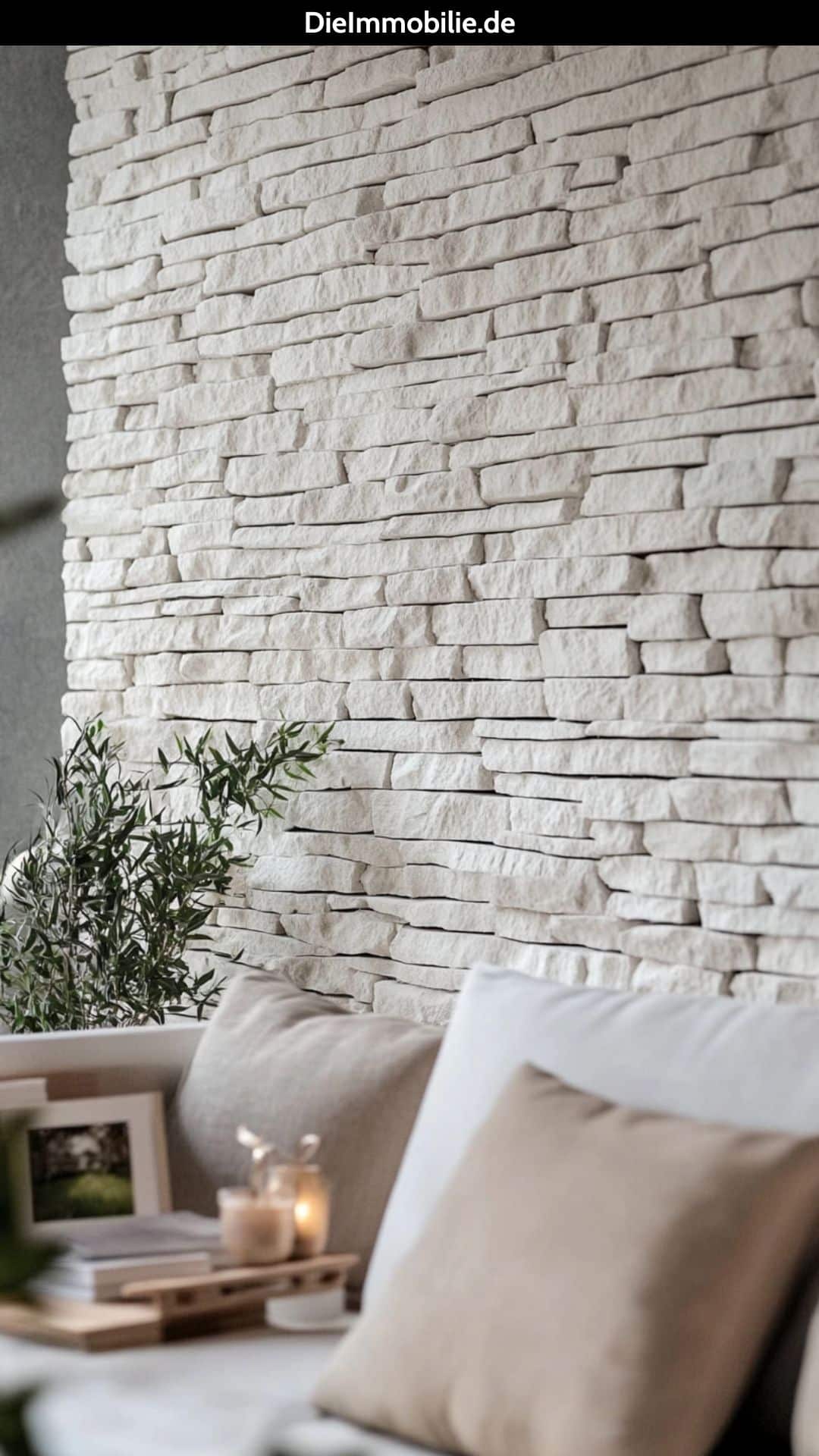 frisches-design-weisse-steinwand-wohnzimmer Weiße Steinwand für ein luftiges Wohnzimmer.